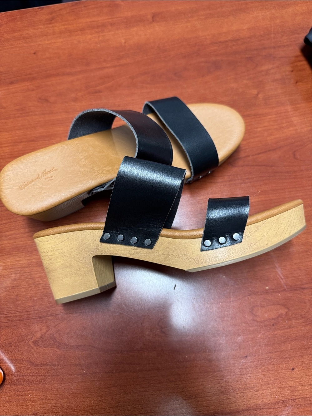 Universal thread heels size 9.5 // 073004